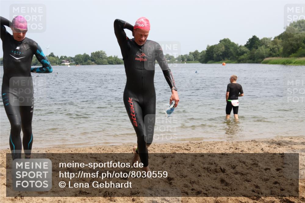 15.06.2025 - 27. Vierlanden-Triathlon Lena Gebhardt http://msf.ph/oto/8030559 15.06.2025 11:08:13 Schwimmen 782, 794, 797, 828, 845, 847 meine-sportfotos.de