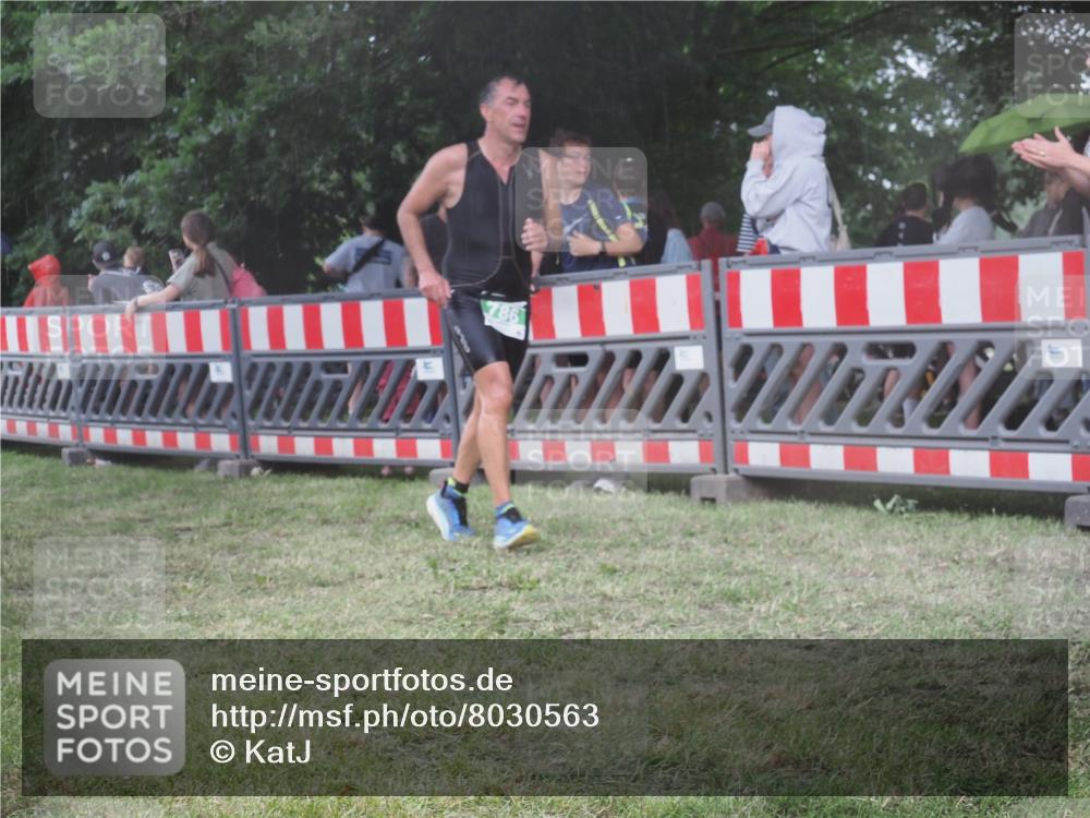 21.06.2025 - 27. Vierlanden-Triathlon KatJ http://msf.ph/oto/8030563 15.06.2025 13:38:25 Ziel 29, 786, 856 meine-sportfotos.de