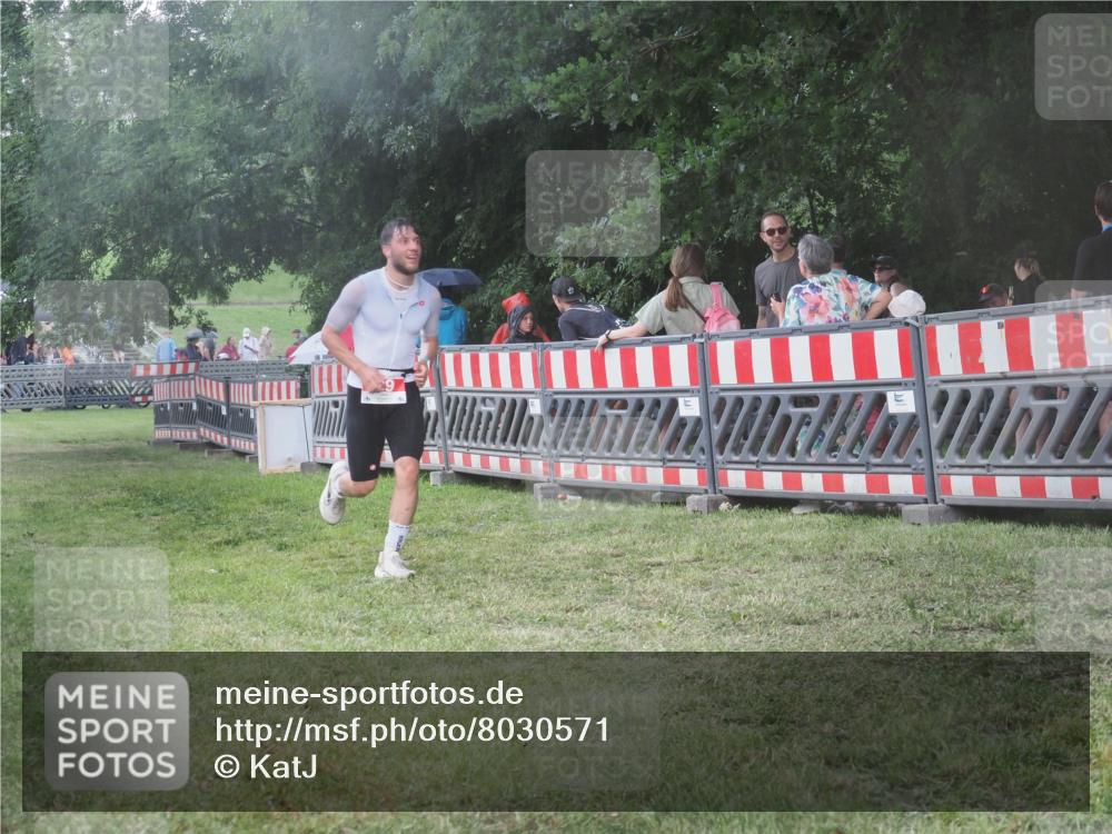 21.06.2025 - 27. Vierlanden-Triathlon KatJ http://msf.ph/oto/8030571 15.06.2025 13:38:33 Ziel 29 meine-sportfotos.de
