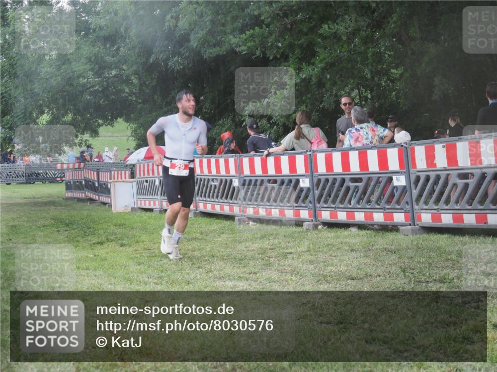 21.06.2025 - 27. Vierlanden-Triathlon KatJ http://msf.ph/oto/8030576 15.06.2025 13:38:33 Ziel 29 meine-sportfotos.de