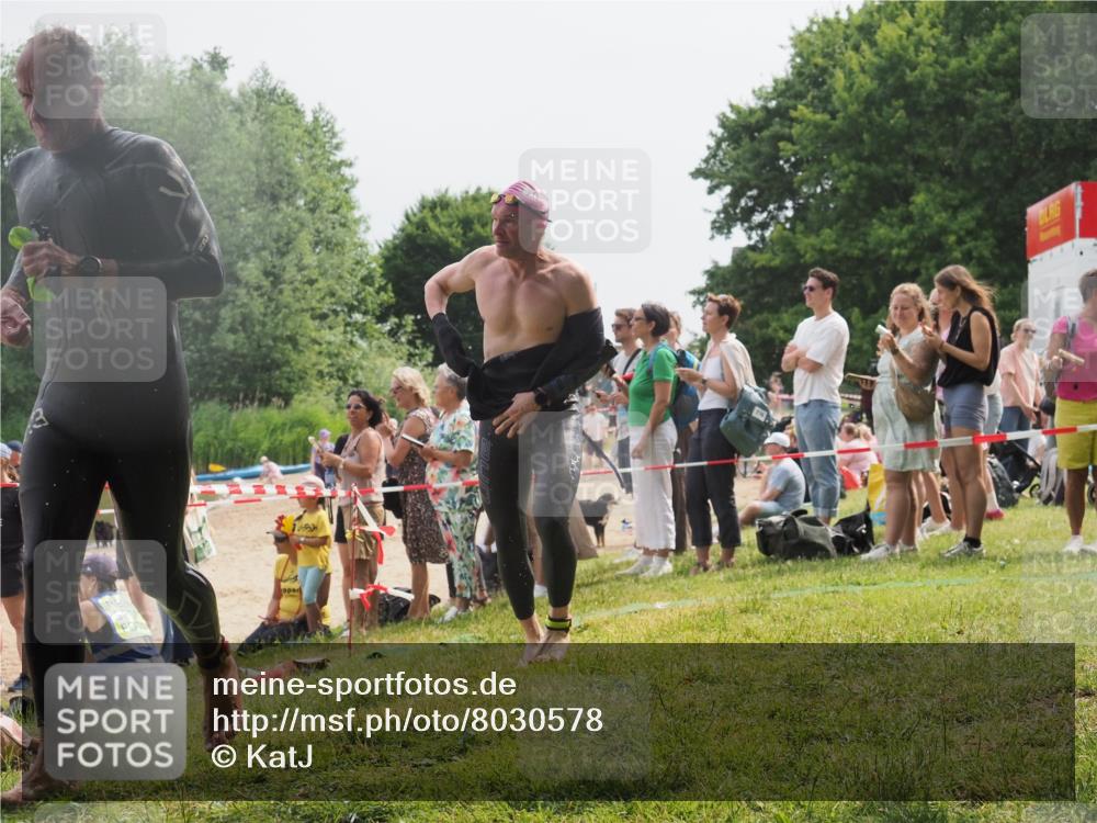 15.06.2025 - 27. Vierlanden-Triathlon KatJ http://msf.ph/oto/8030578 15.06.2025 11:08:03 Schwimmen 794, 799, 830 meine-sportfotos.de