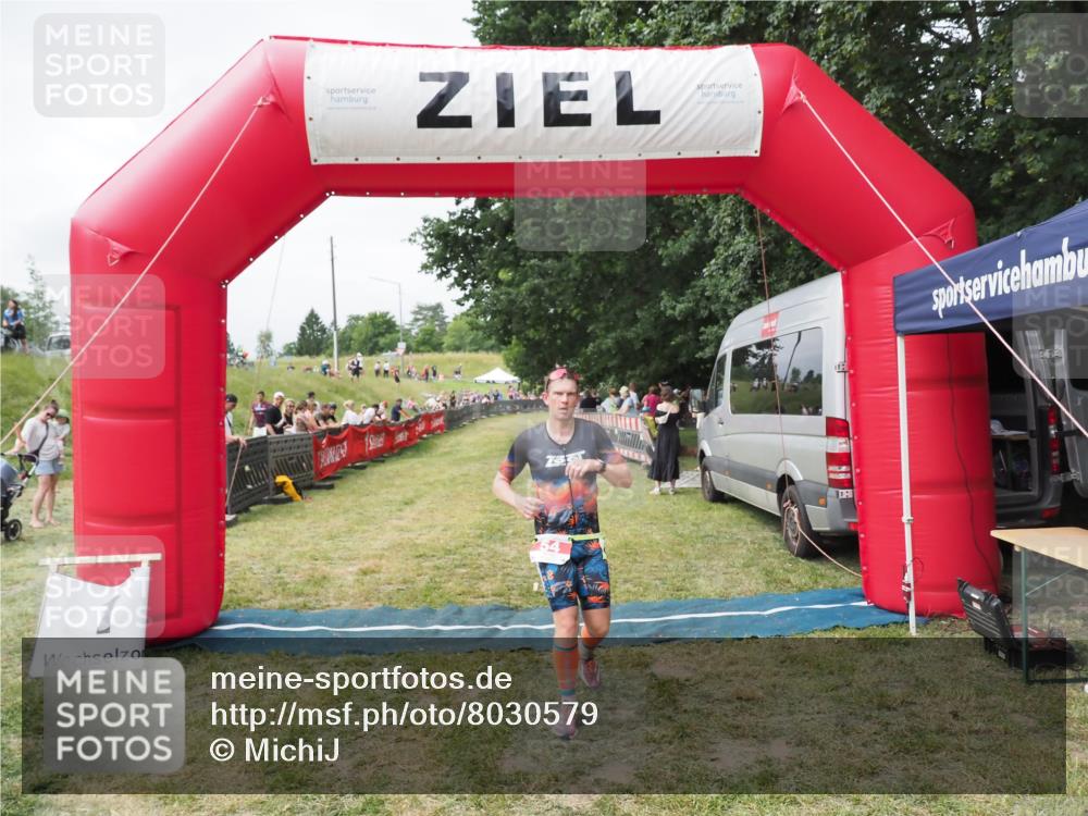 21.06.2025 - 27. Vierlanden-Triathlon MichiJ http://msf.ph/oto/8030579 15.06.2026 12:38:37 Ziel 54 meine-sportfotos.de
