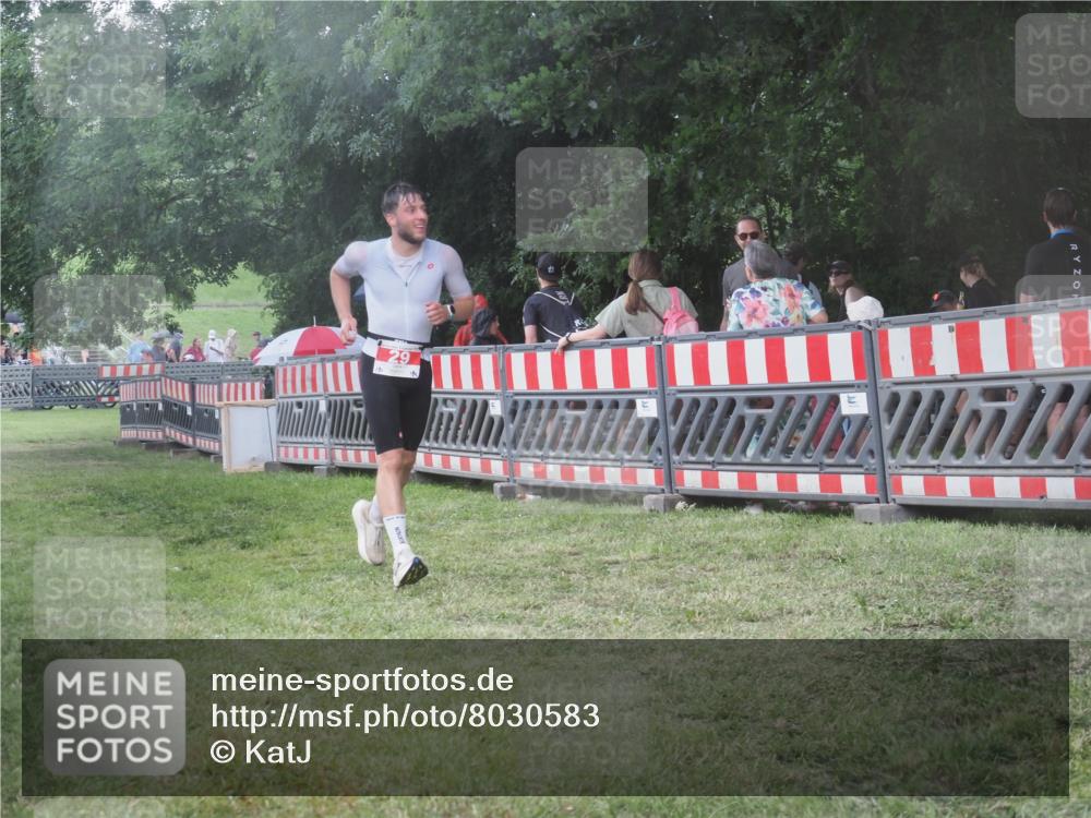 21.06.2025 - 27. Vierlanden-Triathlon KatJ http://msf.ph/oto/8030583 15.06.2025 13:38:33 Ziel 29 meine-sportfotos.de