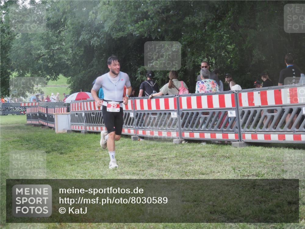 21.06.2025 - 27. Vierlanden-Triathlon KatJ http://msf.ph/oto/8030589 15.06.2025 13:38:34 Ziel 29 meine-sportfotos.de