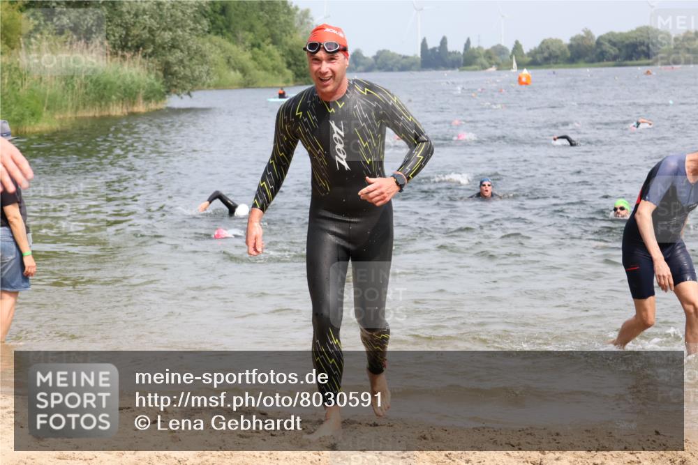 15.06.2025 - 27. Vierlanden-Triathlon Lena Gebhardt http://msf.ph/oto/8030591 15.06.2025 11:08:17 Schwimmen 782, 797, 828, 835, 845, 847 meine-sportfotos.de