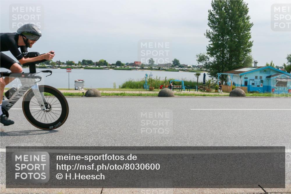 15.06.2025 - 27. Vierlanden-Triathlon H.Heesch http://msf.ph/oto/8030600 15.06.2025 11:31:00 Radfahren 167, 228, 651, 891, 931, 980 meine-sportfotos.de