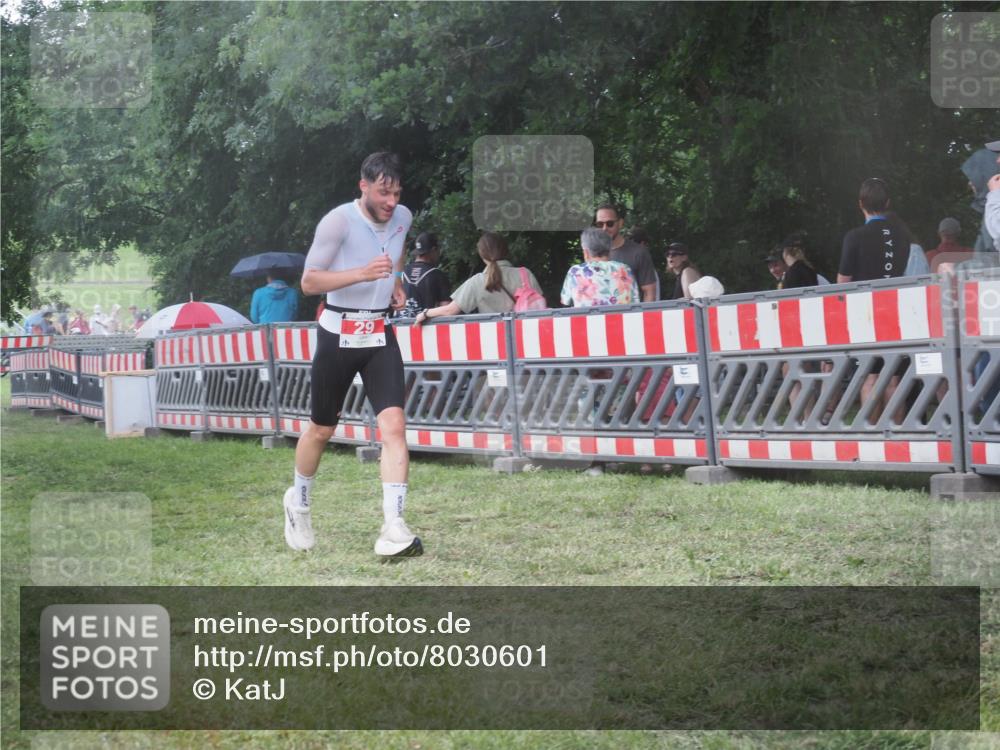 21.06.2025 - 27. Vierlanden-Triathlon KatJ http://msf.ph/oto/8030601 15.06.2025 13:38:34 Ziel 29 meine-sportfotos.de