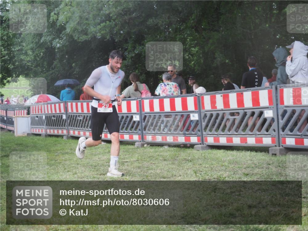 21.06.2025 - 27. Vierlanden-Triathlon KatJ http://msf.ph/oto/8030606 15.06.2025 13:38:34 Ziel 29 meine-sportfotos.de