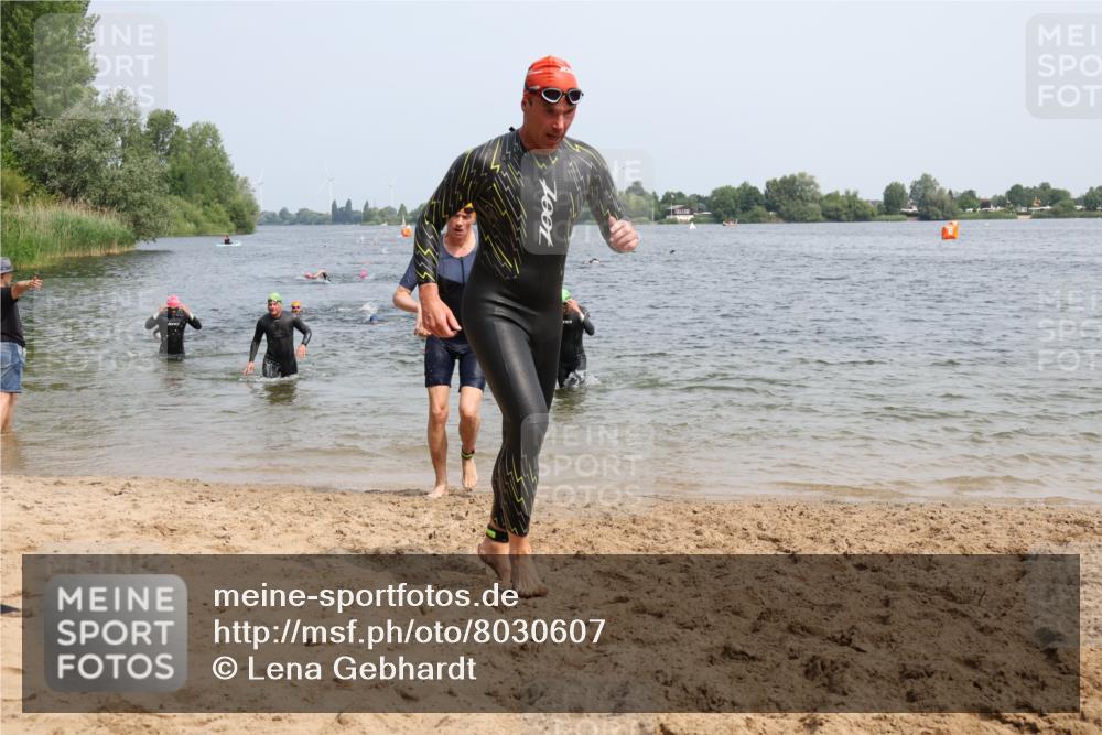 15.06.2025 - 27. Vierlanden-Triathlon Lena Gebhardt http://msf.ph/oto/8030607 15.06.2025 11:08:19 Schwimmen 782, 797, 820, 828, 835, 836, 845, 847 meine-sportfotos.de