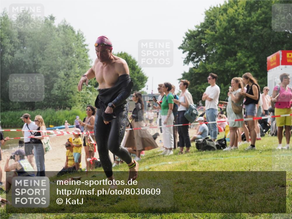 15.06.2025 - 27. Vierlanden-Triathlon KatJ http://msf.ph/oto/8030609 15.06.2025 11:08:04 Schwimmen 794, 799, 830 meine-sportfotos.de