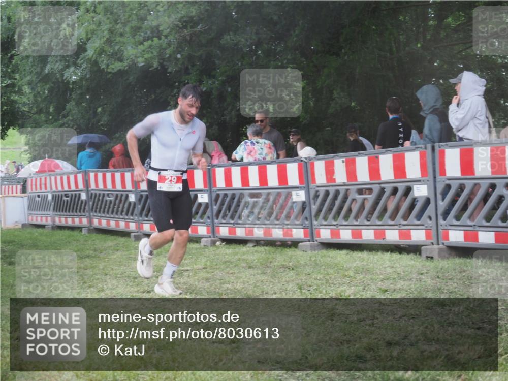21.06.2025 - 27. Vierlanden-Triathlon KatJ http://msf.ph/oto/8030613 15.06.2025 13:38:34 Ziel 29 meine-sportfotos.de