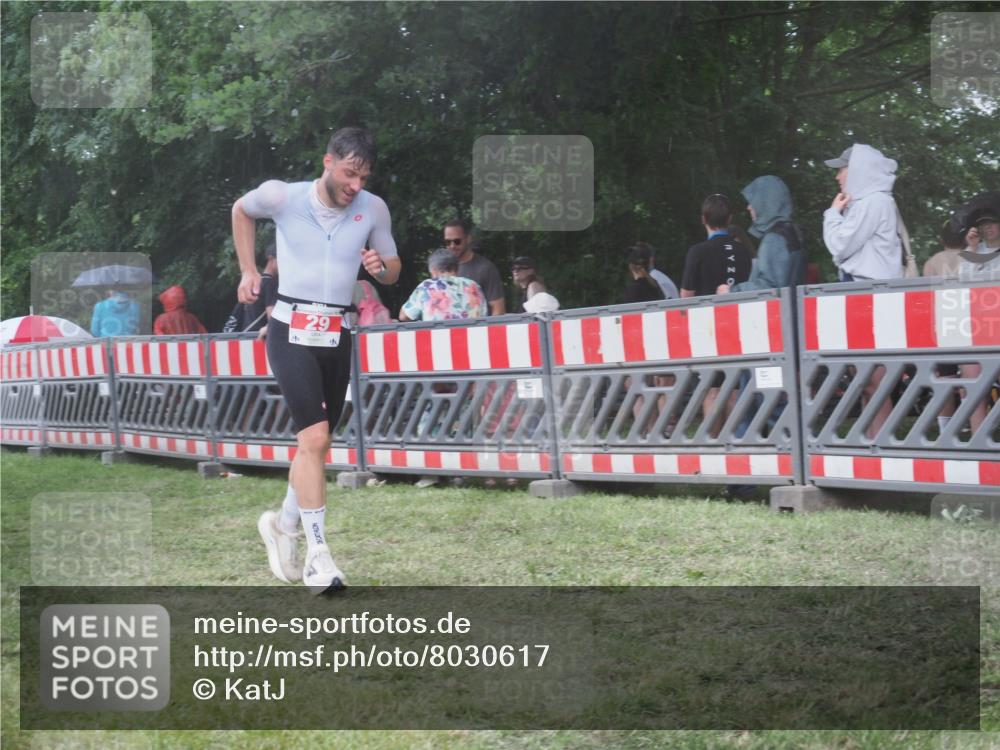 21.06.2025 - 27. Vierlanden-Triathlon KatJ http://msf.ph/oto/8030617 15.06.2025 13:38:34 Ziel 29 meine-sportfotos.de