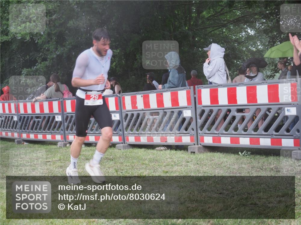 21.06.2025 - 27. Vierlanden-Triathlon KatJ http://msf.ph/oto/8030624 15.06.2025 13:38:35 Ziel 29 meine-sportfotos.de