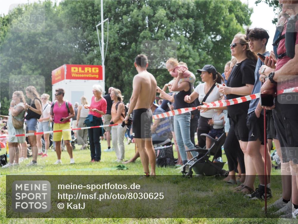 15.06.2025 - 27. Vierlanden-Triathlon KatJ http://msf.ph/oto/8030625 15.06.2025 11:08:06 Schwimmen 794, 799, 830 meine-sportfotos.de
