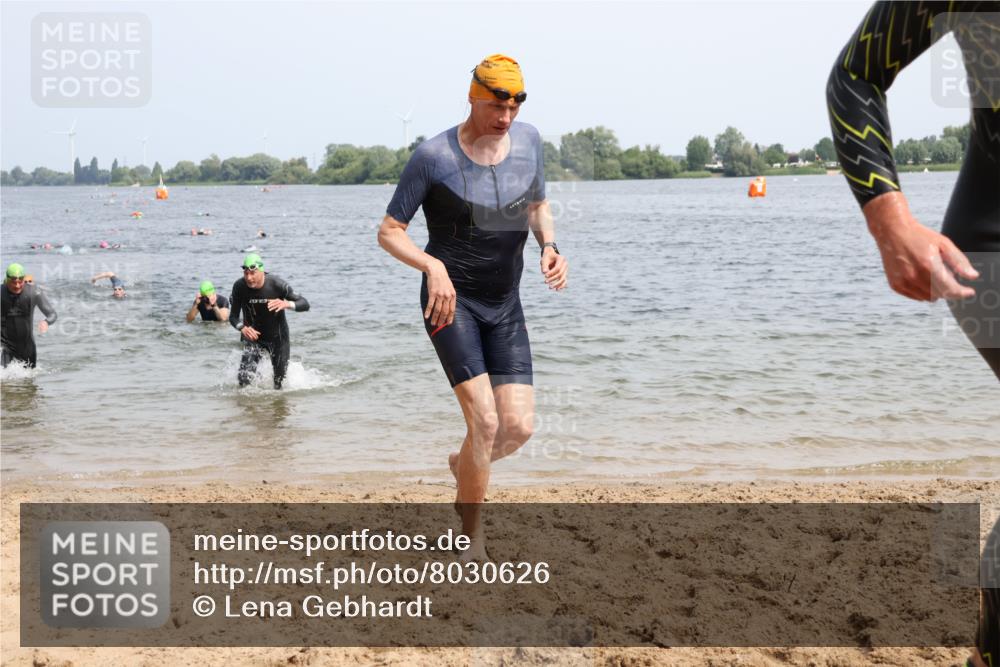 15.06.2025 - 27. Vierlanden-Triathlon Lena Gebhardt http://msf.ph/oto/8030626 15.06.2025 11:08:20 Schwimmen 750, 782, 797, 820, 828, 835, 836, 845, 847 meine-sportfotos.de