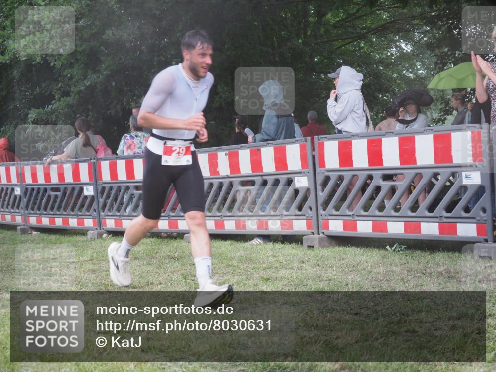 21.06.2025 - 27. Vierlanden-Triathlon KatJ http://msf.ph/oto/8030631 15.06.2025 13:38:35 Ziel 29 meine-sportfotos.de