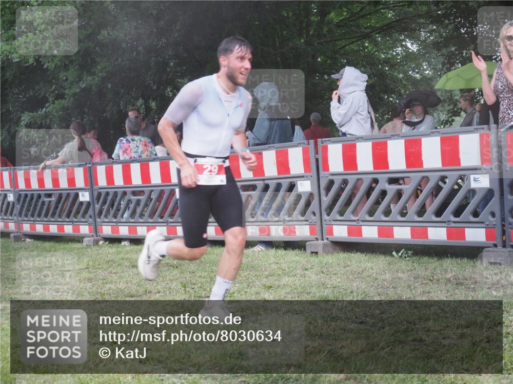 21.06.2025 - 27. Vierlanden-Triathlon KatJ http://msf.ph/oto/8030634 15.06.2025 13:38:35 Ziel 29 meine-sportfotos.de