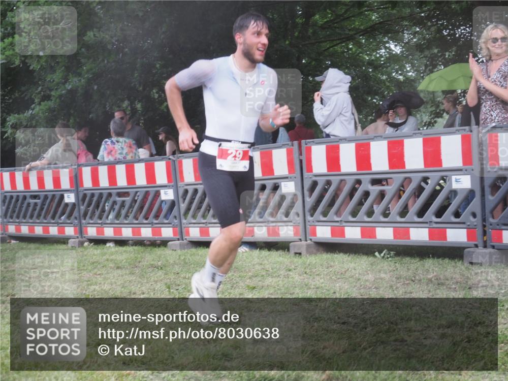 21.06.2025 - 27. Vierlanden-Triathlon KatJ http://msf.ph/oto/8030638 15.06.2025 13:38:35 Ziel 29 meine-sportfotos.de