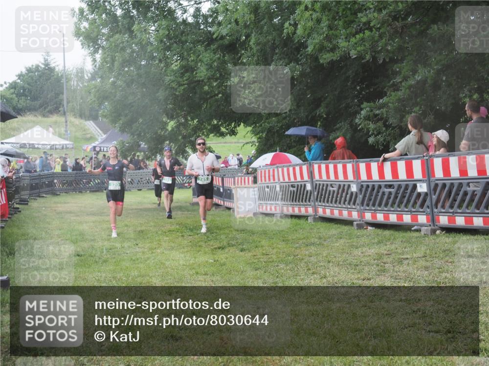 21.06.2025 - 27. Vierlanden-Triathlon KatJ http://msf.ph/oto/8030644 15.06.2025 13:39:03 Ziel 745, 789, 824, 920, 1082, 1083, 1084 meine-sportfotos.de