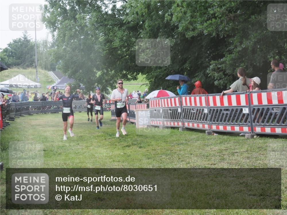 21.06.2025 - 27. Vierlanden-Triathlon KatJ http://msf.ph/oto/8030651 15.06.2025 13:39:03 Ziel 745, 789, 824, 920, 1082, 1083, 1084 meine-sportfotos.de