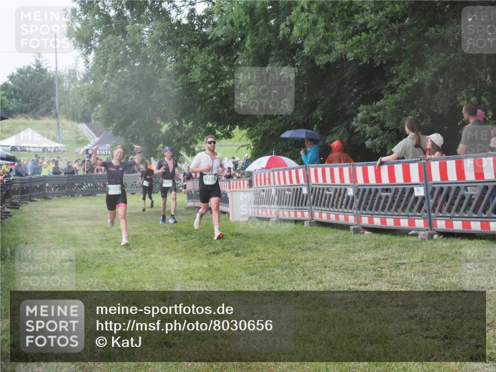 21.06.2025 - 27. Vierlanden-Triathlon KatJ http://msf.ph/oto/8030656 15.06.2025 13:39:03 Ziel 745, 789, 824, 920, 1082, 1083, 1084 meine-sportfotos.de