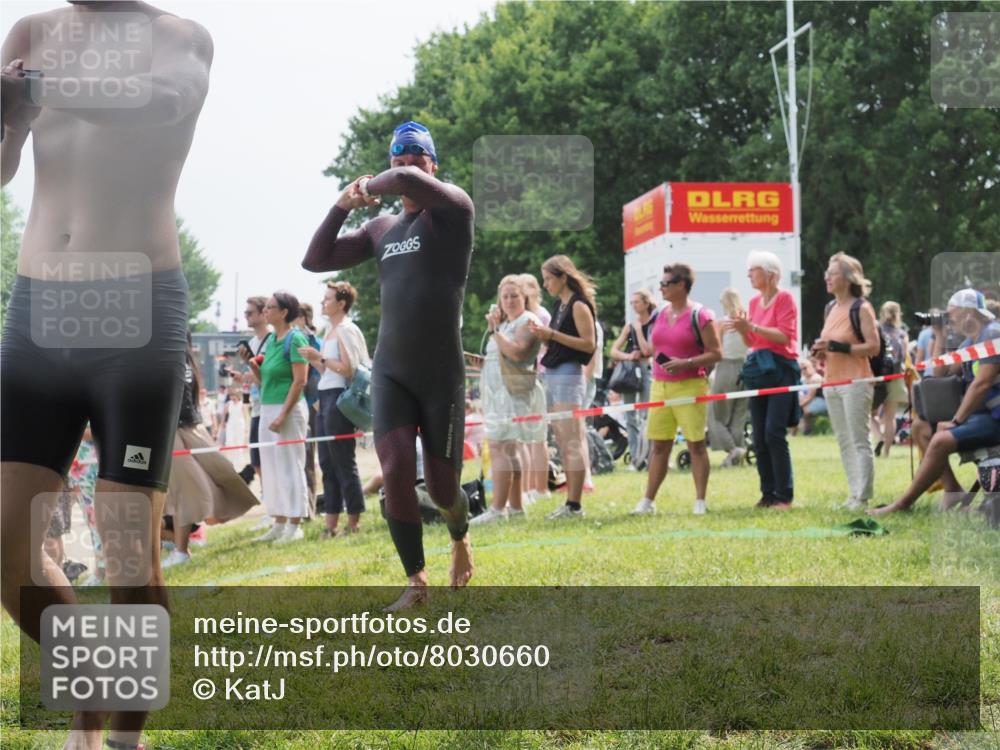 15.06.2025 - 27. Vierlanden-Triathlon KatJ http://msf.ph/oto/8030660 15.06.2025 11:08:11 Schwimmen 782, 794, 799, 828, 830 meine-sportfotos.de