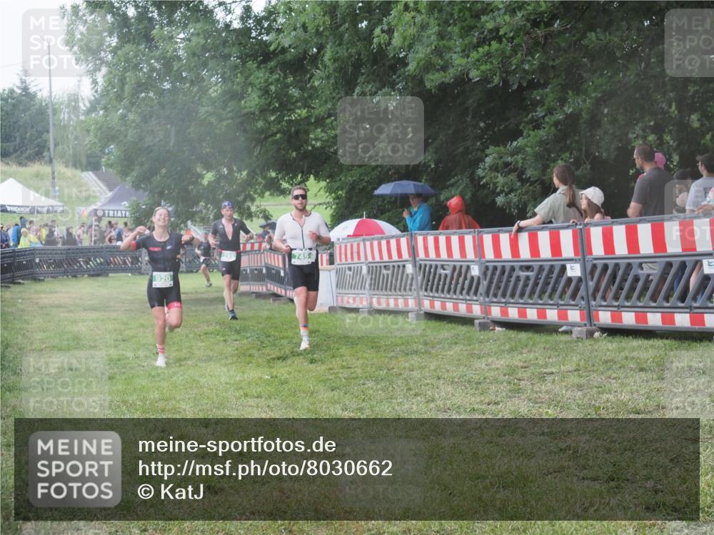 21.06.2025 - 27. Vierlanden-Triathlon KatJ http://msf.ph/oto/8030662 15.06.2025 13:39:04 Ziel 745, 789, 824, 920, 1082, 1083, 1084 meine-sportfotos.de