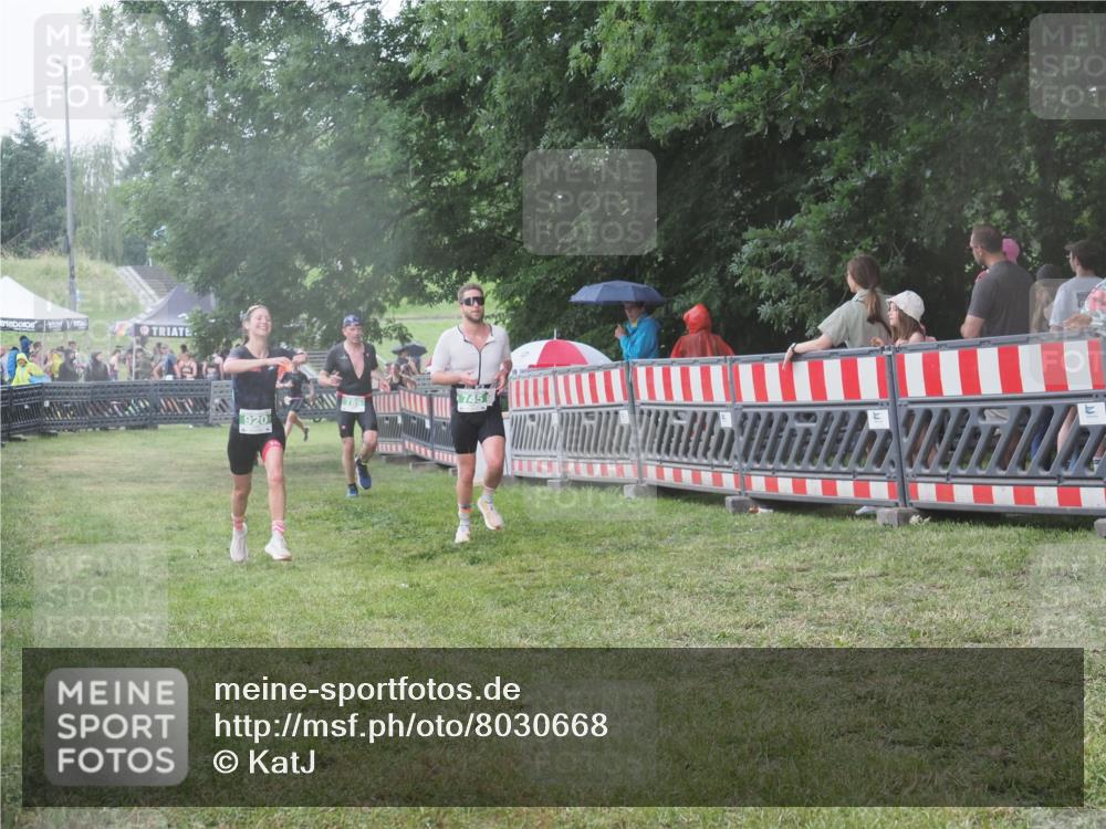 21.06.2025 - 27. Vierlanden-Triathlon KatJ http://msf.ph/oto/8030668 15.06.2025 13:39:04 Ziel 745, 789, 824, 920, 1082, 1083, 1084 meine-sportfotos.de