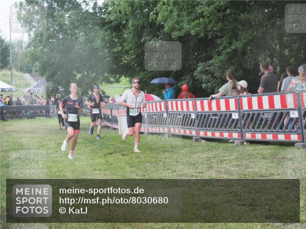 21.06.2025 - 27. Vierlanden-Triathlon KatJ http://msf.ph/oto/8030680 15.06.2025 13:39:04 Ziel 745, 789, 824, 920, 1082, 1083, 1084 meine-sportfotos.de