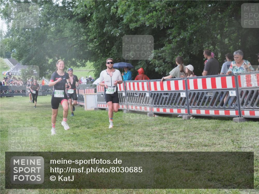 21.06.2025 - 27. Vierlanden-Triathlon KatJ http://msf.ph/oto/8030685 15.06.2025 13:39:05 Ziel 745, 789, 824, 920, 1082, 1083, 1084 meine-sportfotos.de
