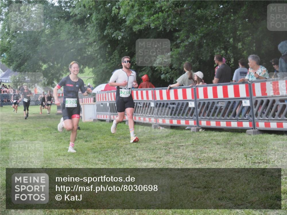 21.06.2025 - 27. Vierlanden-Triathlon KatJ http://msf.ph/oto/8030698 15.06.2025 13:39:05 Ziel 745, 789, 824, 920, 1082, 1083, 1084 meine-sportfotos.de