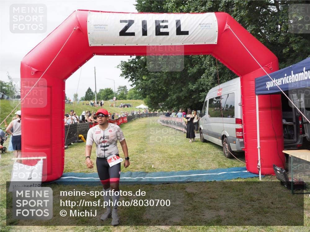 21.06.2025 - 27. Vierlanden-Triathlon MichiJ http://msf.ph/oto/8030700 15.06.2026 12:39:23 Ziel 41 meine-sportfotos.de