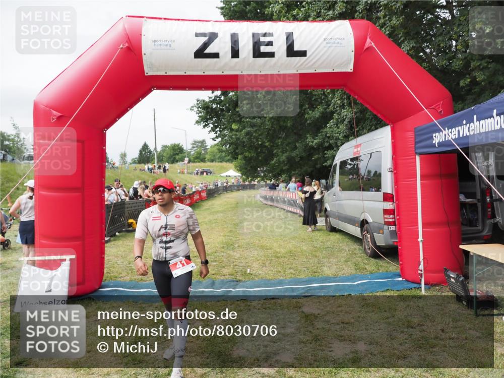 21.06.2025 - 27. Vierlanden-Triathlon MichiJ http://msf.ph/oto/8030706 15.06.2026 12:39:23 Ziel 41 meine-sportfotos.de