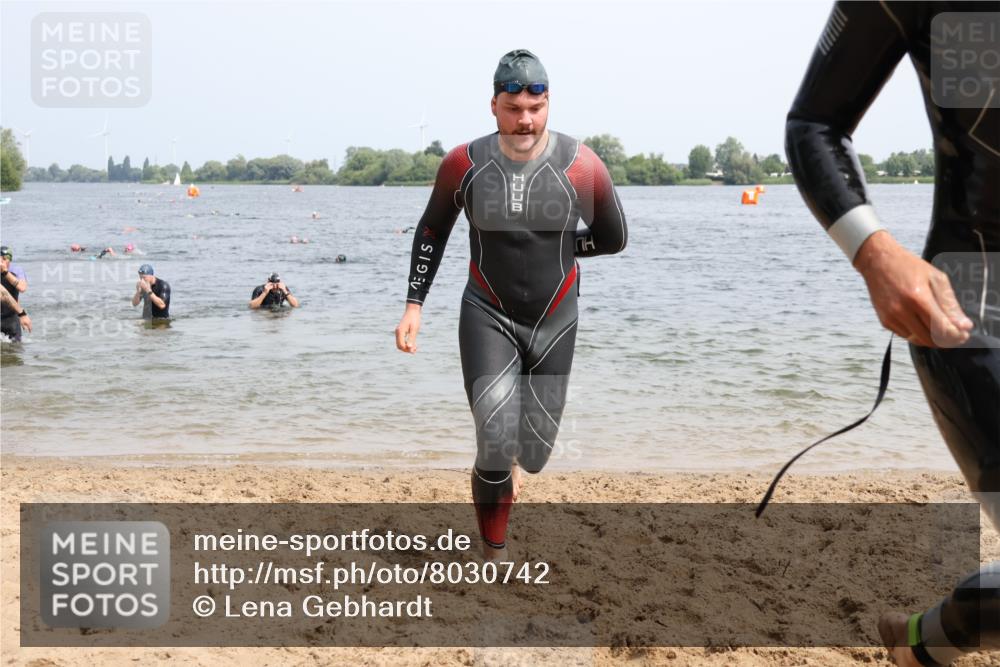 15.06.2025 - 27. Vierlanden-Triathlon Lena Gebhardt http://msf.ph/oto/8030742 15.06.2025 11:08:30 Schwimmen 703, 719, 750, 820, 835, 836, 845, 847, 863 meine-sportfotos.de