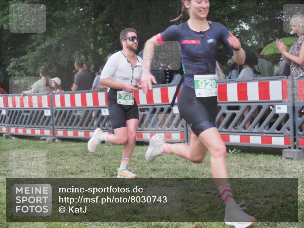 21.06.2025 - 27. Vierlanden-Triathlon KatJ http://msf.ph/oto/8030743 15.06.2025 13:39:06 Ziel 745, 789, 824, 920, 1082, 1083, 1084 meine-sportfotos.de