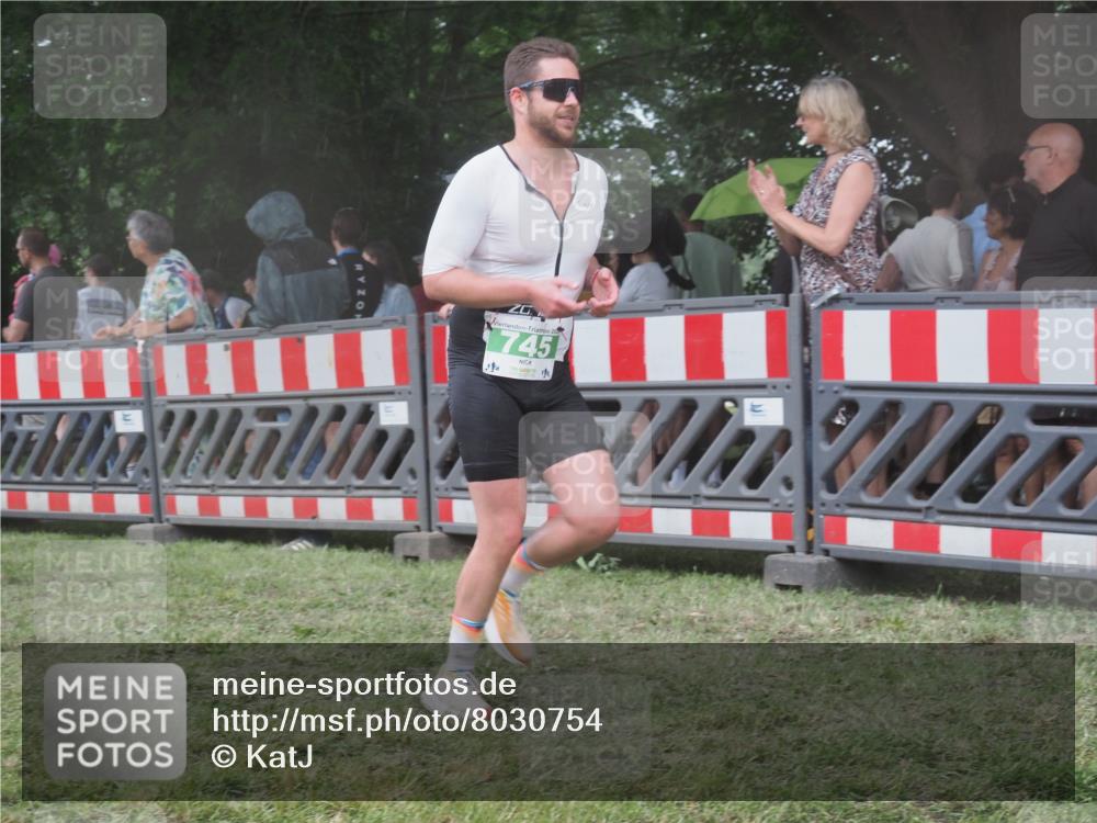 21.06.2025 - 27. Vierlanden-Triathlon KatJ http://msf.ph/oto/8030754 15.06.2025 13:39:07 Ziel 745, 789, 824, 1082, 1083, 1084 meine-sportfotos.de