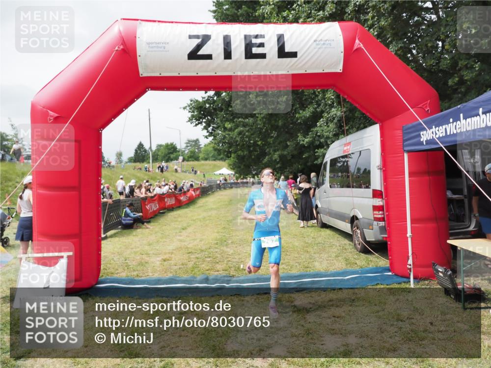 21.06.2025 - 27. Vierlanden-Triathlon MichiJ http://msf.ph/oto/8030765 15.06.2026 12:39:55 Ziel 767 meine-sportfotos.de