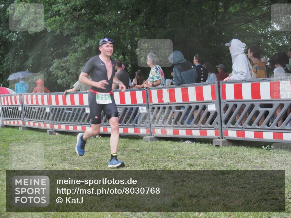 21.06.2025 - 27. Vierlanden-Triathlon KatJ http://msf.ph/oto/8030768 15.06.2025 13:39:07 Ziel 745, 789, 824, 1082, 1083, 1084 meine-sportfotos.de