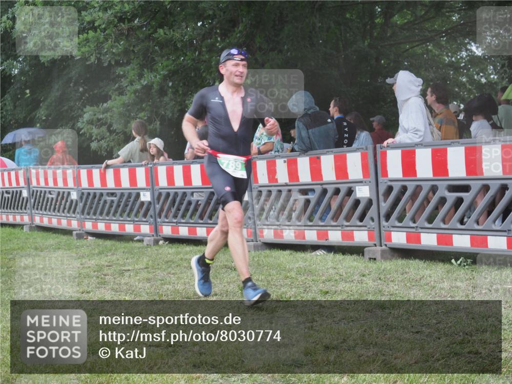 21.06.2025 - 27. Vierlanden-Triathlon KatJ http://msf.ph/oto/8030774 15.06.2025 13:39:08 Ziel 745, 789, 824, 1082, 1083, 1084 meine-sportfotos.de