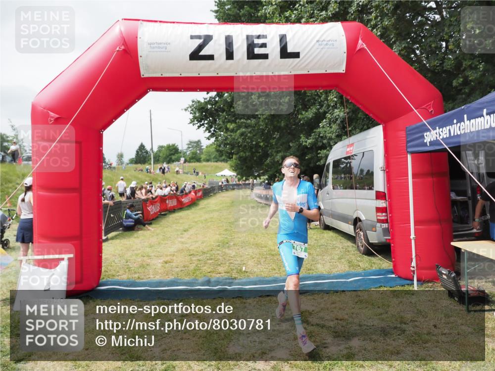 21.06.2025 - 27. Vierlanden-Triathlon MichiJ http://msf.ph/oto/8030781 15.06.2026 12:39:55 Ziel 767 meine-sportfotos.de