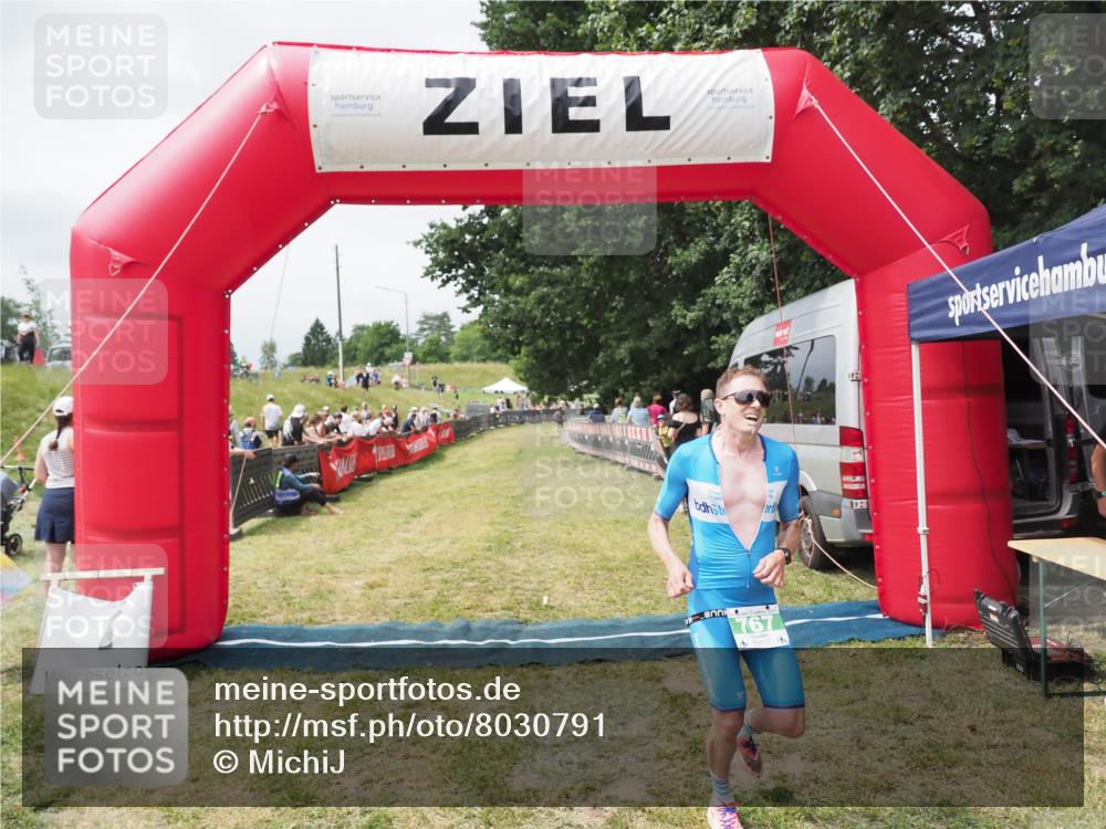 21.06.2025 - 27. Vierlanden-Triathlon MichiJ http://msf.ph/oto/8030791 15.06.2026 12:39:55 Ziel 767 meine-sportfotos.de