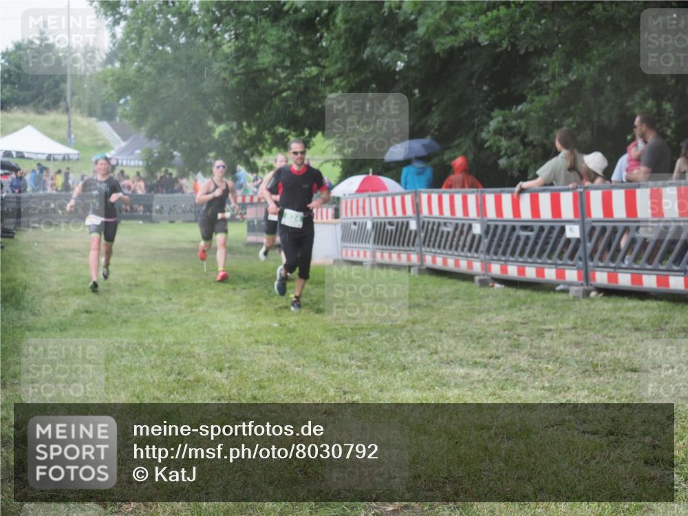 21.06.2025 - 27. Vierlanden-Triathlon KatJ http://msf.ph/oto/8030792 15.06.2025 13:39:10 Ziel 645, 824, 1082, 1083, 1084 meine-sportfotos.de
