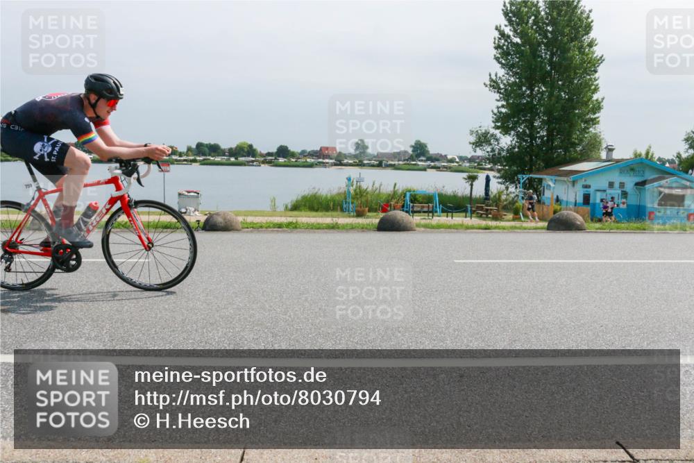15.06.2025 - 27. Vierlanden-Triathlon H.Heesch http://msf.ph/oto/8030794 15.06.2025 11:31:38 Radfahren 652, 682, 759, 838, 956 meine-sportfotos.de