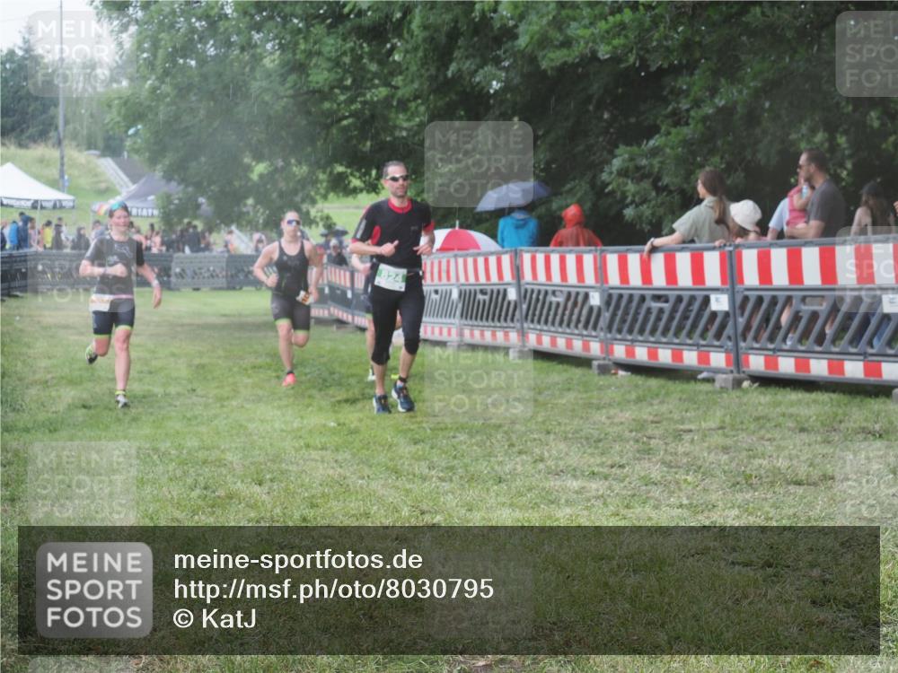 21.06.2025 - 27. Vierlanden-Triathlon KatJ http://msf.ph/oto/8030795 15.06.2025 13:39:10 Ziel 645, 824, 1082, 1083, 1084 meine-sportfotos.de
