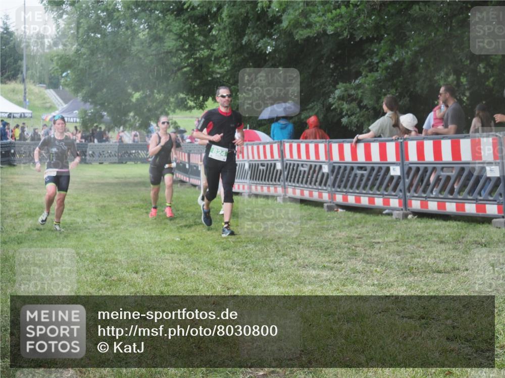 21.06.2025 - 27. Vierlanden-Triathlon KatJ http://msf.ph/oto/8030800 15.06.2025 13:39:10 Ziel 645, 824, 1082, 1083, 1084 meine-sportfotos.de