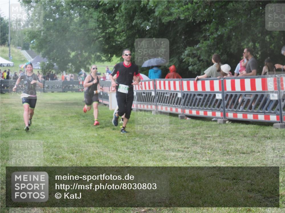 21.06.2025 - 27. Vierlanden-Triathlon KatJ http://msf.ph/oto/8030803 15.06.2025 13:39:10 Ziel 645, 824, 1082, 1083, 1084 meine-sportfotos.de