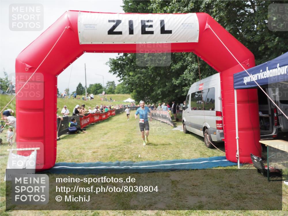 21.06.2025 - 27. Vierlanden-Triathlon MichiJ http://msf.ph/oto/8030804 15.06.2026 12:41:33 Ziel 27 meine-sportfotos.de