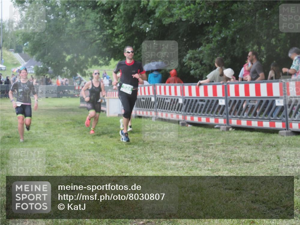 21.06.2025 - 27. Vierlanden-Triathlon KatJ http://msf.ph/oto/8030807 15.06.2025 13:39:10 Ziel 645, 824, 1082, 1083, 1084 meine-sportfotos.de