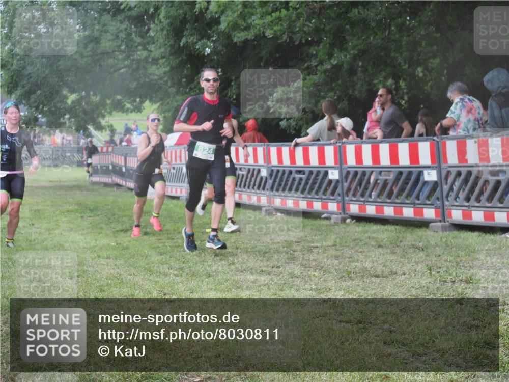 21.06.2025 - 27. Vierlanden-Triathlon KatJ http://msf.ph/oto/8030811 15.06.2025 13:39:11 Ziel 645, 824, 1082, 1083, 1084 meine-sportfotos.de