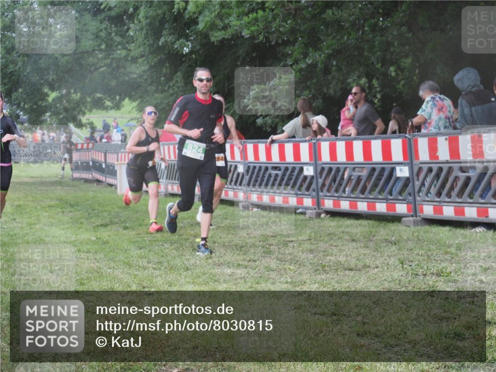21.06.2025 - 27. Vierlanden-Triathlon KatJ http://msf.ph/oto/8030815 15.06.2025 13:39:11 Ziel 645, 824, 1082, 1083, 1084 meine-sportfotos.de